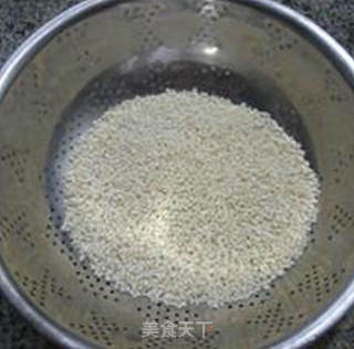 儿子爱吃的粽子~~~~~~毛豆麻辣香肠糯米粽的做法步骤：1