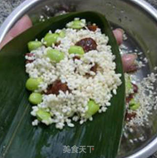 儿子爱吃的粽子~~~~~~毛豆麻辣香肠糯米粽的做法步骤：11