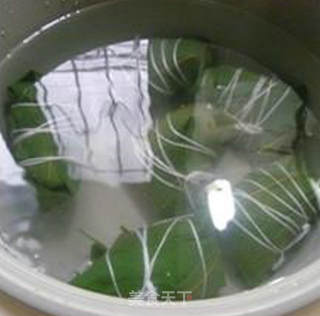 儿子爱吃的粽子~~~~~~毛豆麻辣香肠糯米粽的做法步骤：13