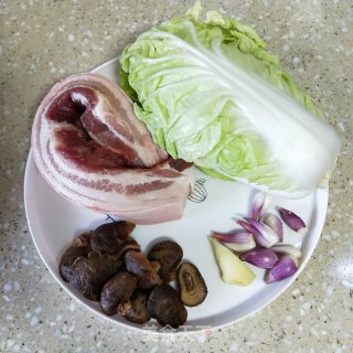 白菜肉馅饺子的做法步骤：1