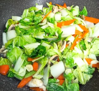 胡萝卜蘑菇炒小白菜的做法步骤：4