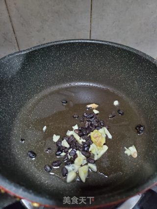 豆鼓焖鱿魚仔的做法步骤：2