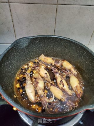 豆鼓焖鱿魚仔的做法步骤：4