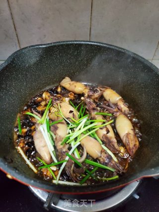 豆鼓焖鱿魚仔的做法步骤：5