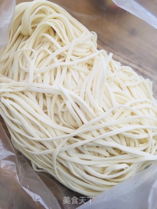 牛肉臊子面的做法步骤：2