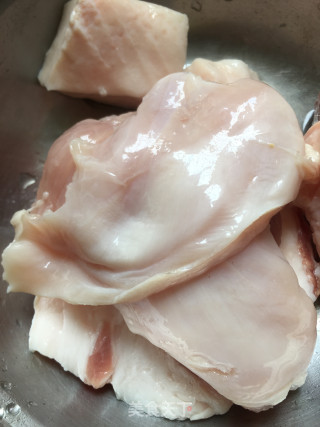 鸡胸肉海米韭菜饺的做法步骤：1