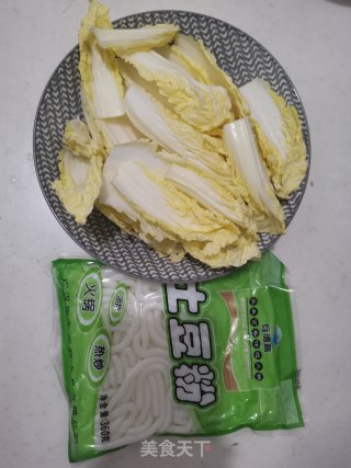 白菜炖土豆粉的做法步骤：1