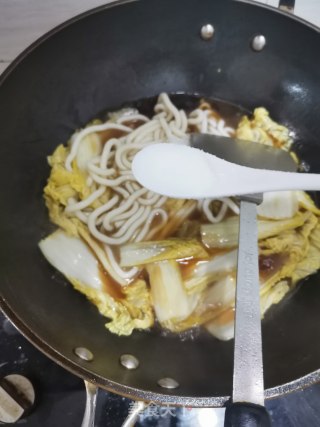 白菜炖土豆粉的做法步骤：7