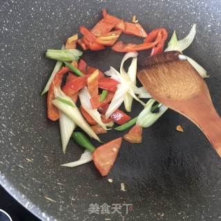 辣炒羊肺片的做法步骤：7
