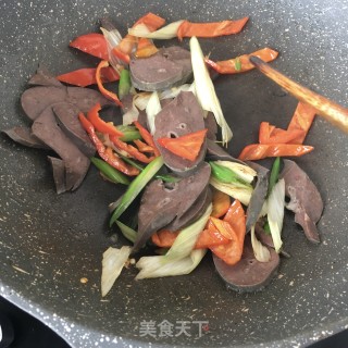 辣炒羊肺片的做法步骤：8