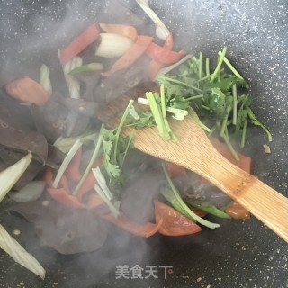辣炒羊肺片的做法步骤：9