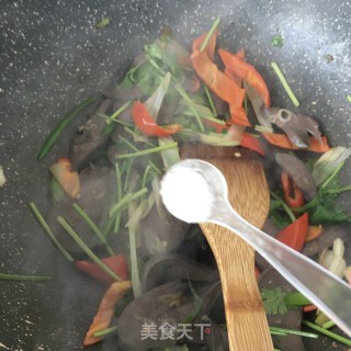 辣炒羊肺片的做法步骤：10