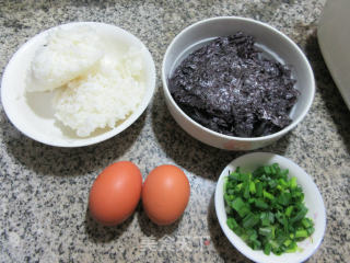 紫菜鸡蛋炒饭的做法步骤：1