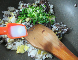 紫菜鸡蛋炒饭的做法步骤：7