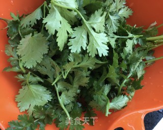 芫荽爆羊肝的做法步骤：1