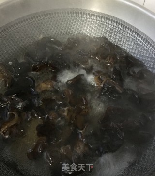 蒜蓉辣酱拌木耳的做法步骤：2