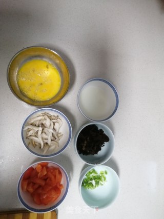 番茄鸡蛋酸辣汤的做法步骤：1