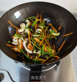 鱼香炒蛋盖浇面的做法步骤：7