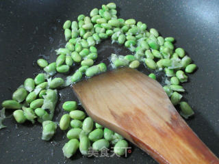 海鲜菇鲜鲜肠炒毛豆肉的做法步骤：3