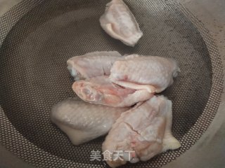 红烧鸡翅土豆的做法步骤：1