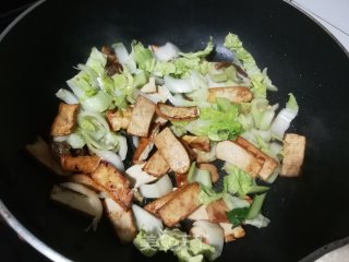 豆干炒白菜的做法步骤：3