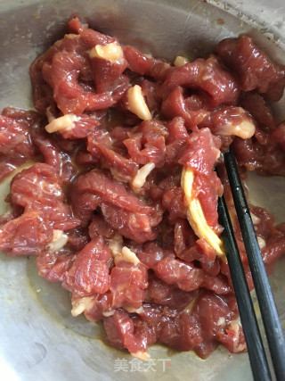 牛肉炒菜心的做法步骤：1