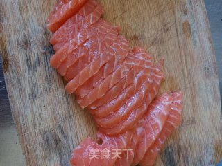 手握三文鱼寿司的做法步骤：2