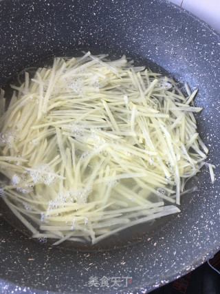 土豆面韭菜鲜虾包的做法步骤：4