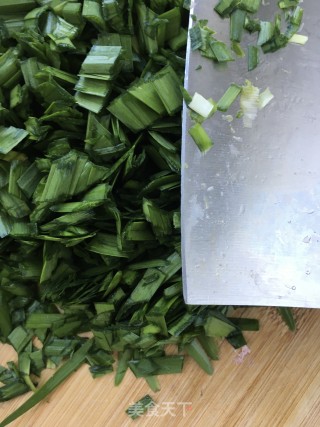 土豆面韭菜鲜虾包的做法步骤：16