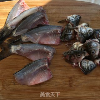 香酥小鲫鱼的做法步骤：1