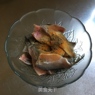 香酥小鲫鱼的做法步骤：2