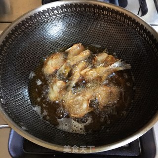 香酥小鲫鱼的做法步骤：5