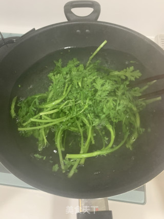 凉拌茼蒿的做法步骤：2