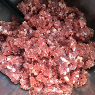 洋葱红萝卜牛肉水饺的做法步骤：2