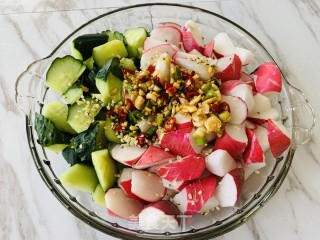 火麻油黄瓜伴小红萝卜的做法步骤：2