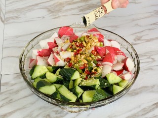 火麻油黄瓜伴小红萝卜的做法步骤：3