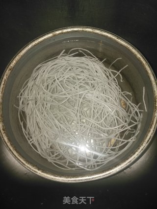 白菜猪肉炖粉条的做法步骤：1