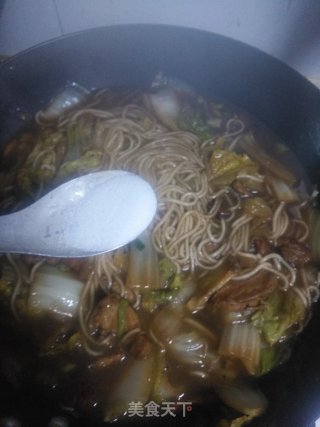 白菜猪肉炖粉条的做法步骤：16