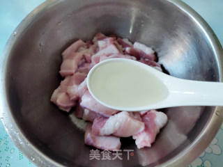 空气炸锅烤蜜汁五花肉的做法步骤：2