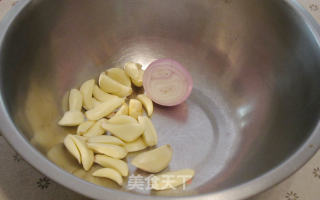 蒜茸咸猪肉炒西葫芦的做法步骤：1