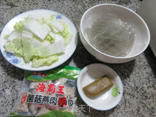 脆饺大白菜粉皮的做法步骤：1