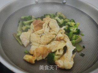 西兰花炒鸡蛋的做法步骤：7