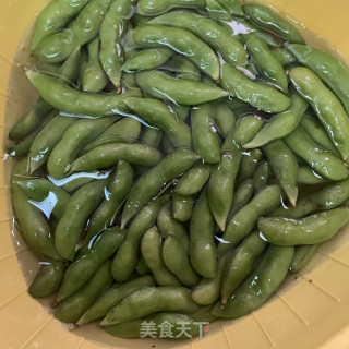 五香毛豆的做法步骤：1
