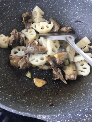鹌鹑炖莲藕的做法步骤：12