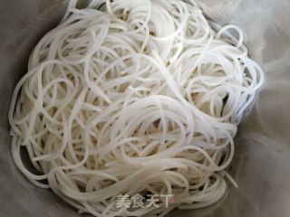 白菜虾仁炒米粉的做法步骤：2