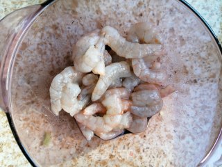 白菜虾仁炒米粉的做法步骤：3