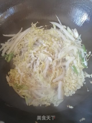 白菜虾仁炒米粉的做法步骤：5
