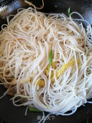 白菜虾仁炒米粉的做法步骤：6