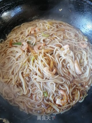 白菜虾仁炒米粉的做法步骤：7