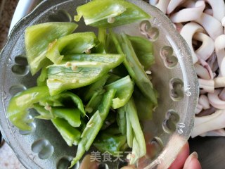 尖椒炒大鱿鱼的做法步骤：2